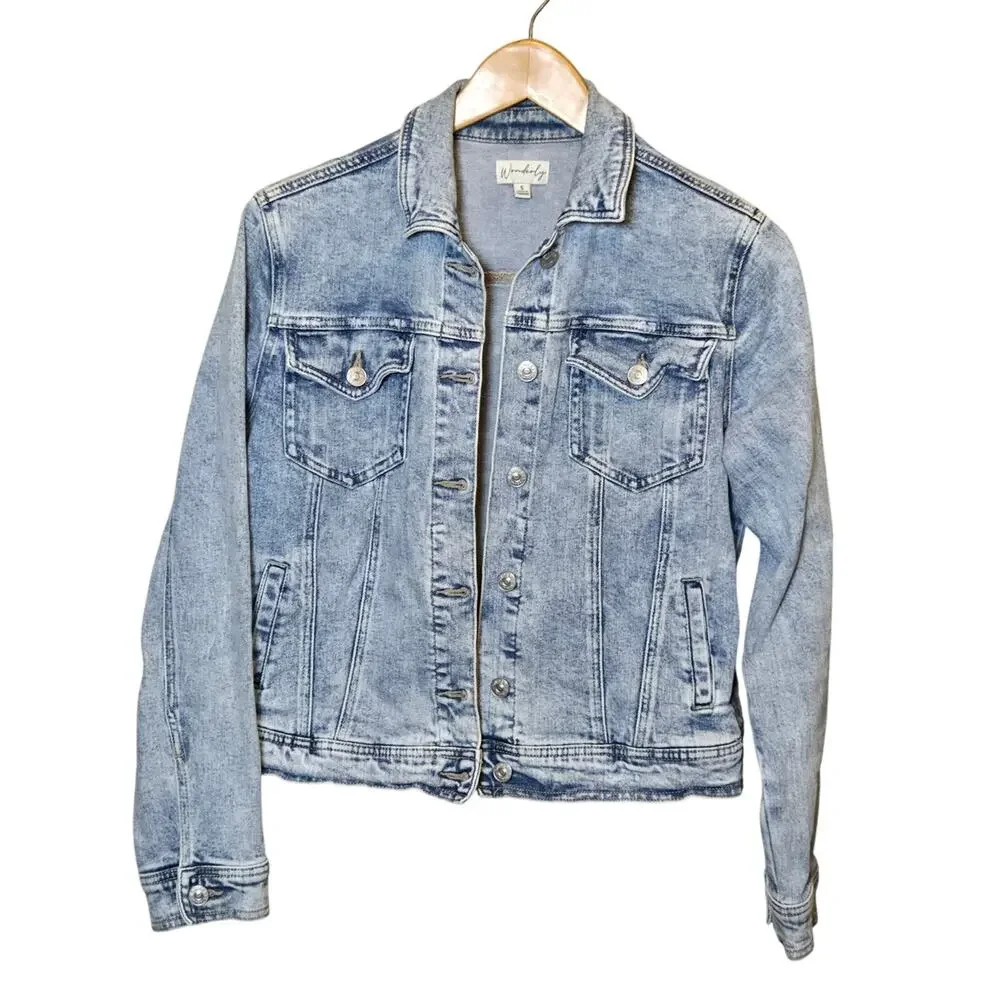 Wonderly Denim Jacket Light Wash Button Front Inside and Outside Pockets